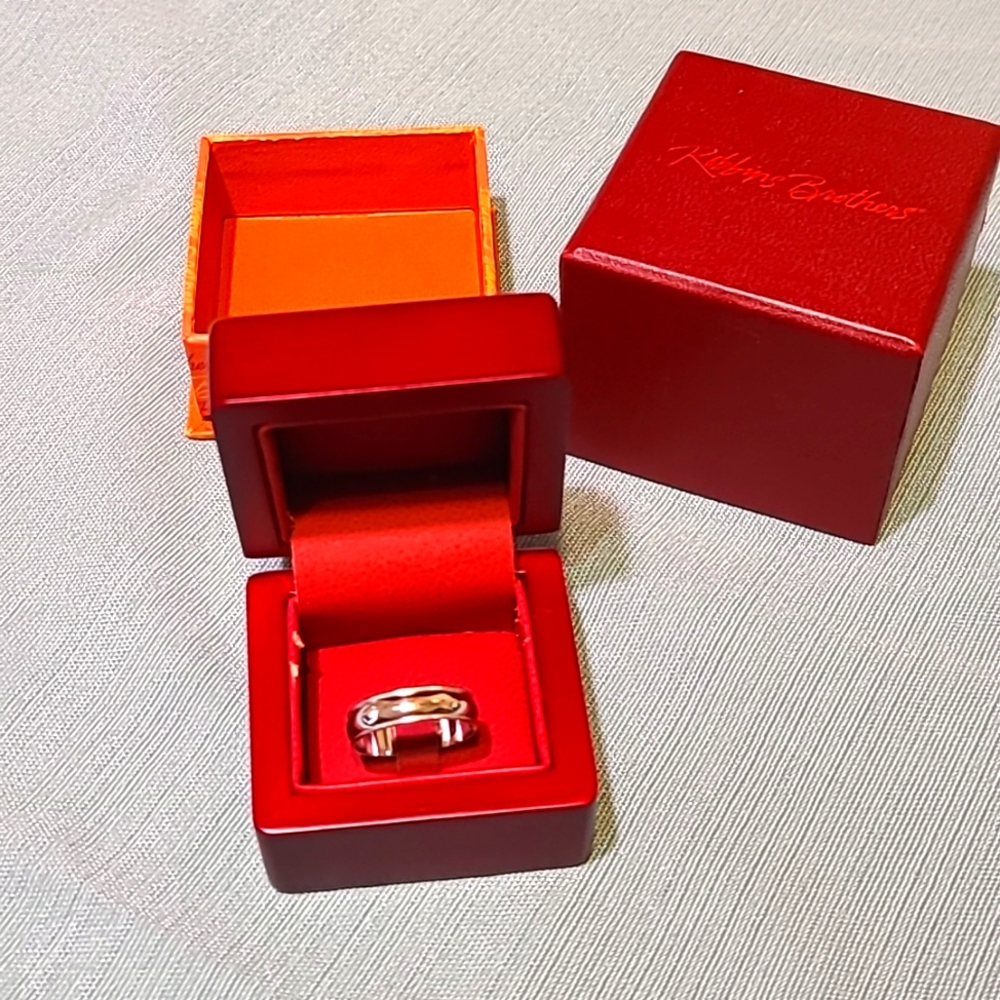 Robbins brothers size 7 or 7.5 white gold ring